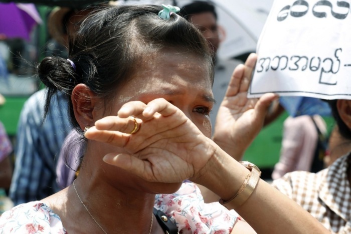 Sie wartet auf die Ankunft eines entlassenen Verwandten aus dem Insein-Gefängnis in Yangon. Foto: epa/Nyein Chan Naing