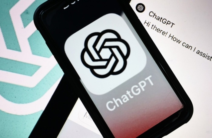 Die von der US-amerikanischen Forschungsorganisation für künstliche Intelligenz (KI) OpenAI entwickelte ChatGPT-Anwendung wird auf einem Smartphone-Bildschirm in Berlin angezeigt. Foto: epa/Filip Singer