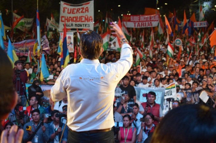 Der Präsidentschaftskandidat Rodrigo Paz spricht beim Abschluss seiner Wahlkampagne in Tarija zu seinen Anhängern und ruft dazu auf, die Stimmen zu schützen. Foto: epa/Stringer