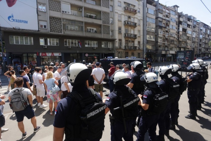 Bereitschaftspolizei bereitet sich auf Auflösung einer Blockade durch Studenten und Demonstranten in Belgrad vor. Foto: epa/Andrej Cukic