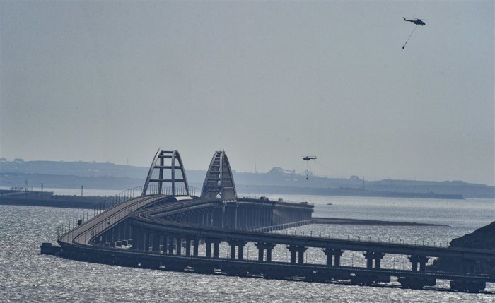 Teile der Krim-Brücke stürzen nach einem Brand ein. Foto: epa/Stringer