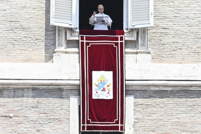 Pope Leo XIV spricht das Angelusgebet am Hochfest der Apostel Petrus und Paulus auf dem Petersplatz. Foto: EPA/Riccardo Antimiani