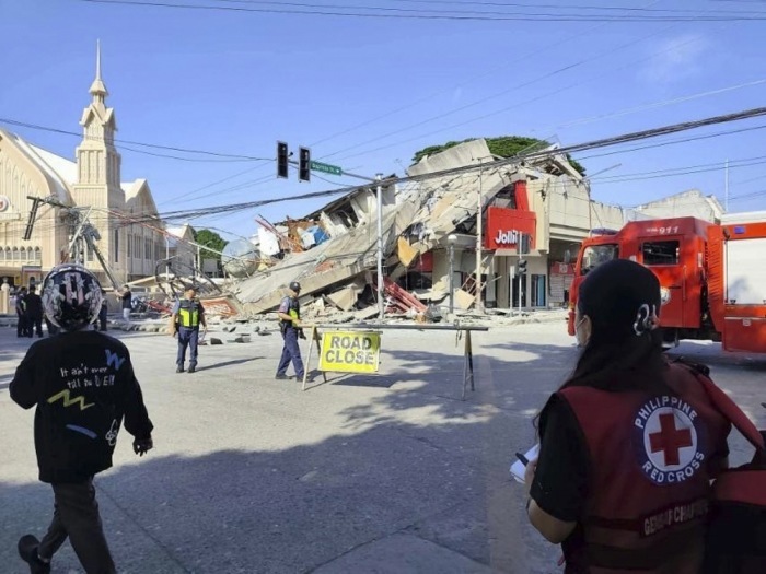 Ein beschädigtes Gebäude in General Santos City nach dem starken Erdbeben im Süden der Philippinen. Behörden prüfen Schäden und mögliche Folgen. Foto: Philippine Red Cross/Handout Via epa/red Cross Philippines