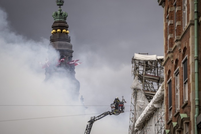 Feuerwehrleute arbeiten daran, ein Feuer in der alten Börse (Boersen) in Kopenhagen zu löschen. Foto: epa/Claus Rasmussen