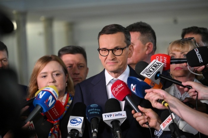 Der frühere polnische Ministerpräsident Mateusz Morawiecki äußert sich im Parlament in Warschau zu den Spannungen innerhalb der Oppositionspartei PiS. Foto: EPA/Radek Pietruszka