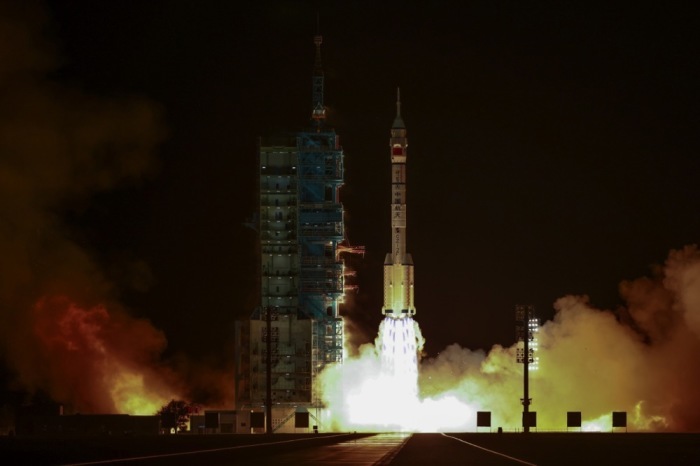 Die chinesische Raumfahrtmission Shenzhou-21 startet an Bord einer Long-March-2F-Rakete vom Satellitenzentrum Jiuquan. Archivfoto: epa/Wu Hao
