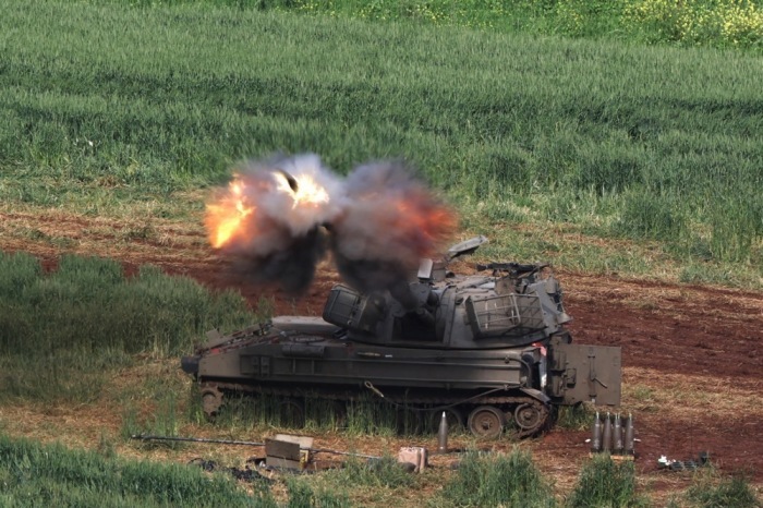 Israelische Artillerie beschießt Ziele an der Grenze zum Libanon, während sich der Konflikt mit der Hisbollah weiter zuspitzt und neue Gefechte drohen. Foto: epa/Atef Safadi