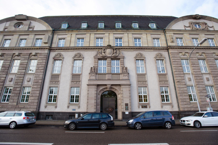 Die Außenaufnahme zeigt das Landgericht Saarbrücken. Foto: Oliver Dietze/dpa