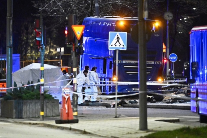 Schwerer Buscrash Stockholms Östermalm: Polizei sichert den Ort, mehrere Menschen wurden schwer verletzt und es gab Tote Foto: epa/Claudio Bresciani
