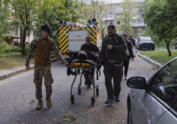 Wenigstens 14 Verletzte bei Gleitbombenanschlägen in Charkiw. Foto: epa/Yakiv Liashenko 51627