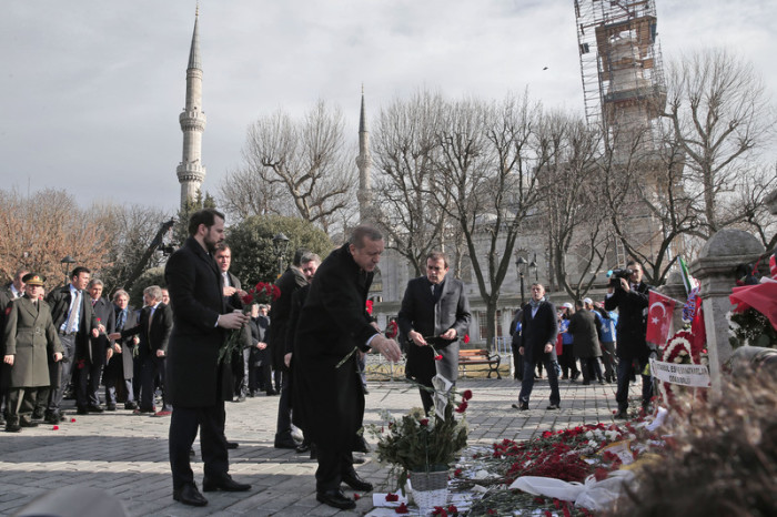  Der türkische Präsident Recep Tayyip Erdogan legt drei Tage nach dem Anschlag Blumen zum Gedenken an die deutschen Opfer nieder. Foto: epa/Lefteris Pitarakis / Pool
