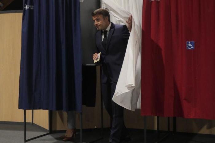 Emmanuel Macron, der französische Präsident, verlässt die Wahlkabine in Le Touquet. Foto: epa/Michel Spingler