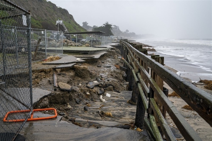 Der Gehweg neben der Küste am Seacliff State Beach wurde durch die Sturmwellen in Aptos beschädigt. Foto: epa/Lipo Ching