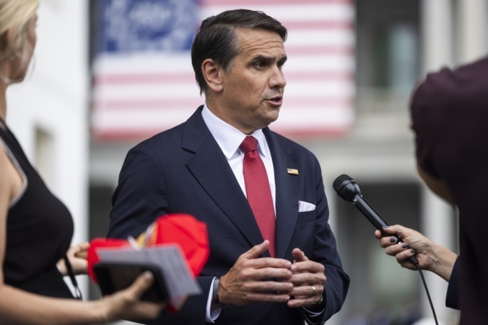 US-Justizminister ad interim Todd Blanche spricht vor dem Weißen Haus in Washington kurz mit Journalisten. Foto: epa/Jim Lo Scalzo