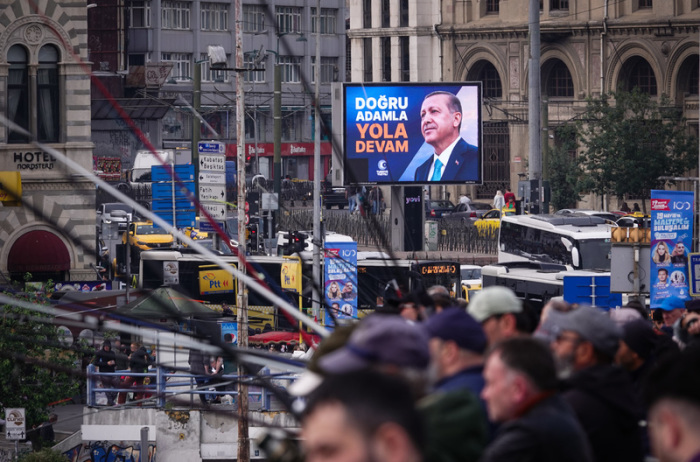 Ein Bild des türkischen Staatschefs Recep Tayyip Erdogan ist auf einem Werbeschild an der Galata-Brücke am Tag der Jugend, des Sports und des Gedenkens an Kemal Atatürk unterwegs. Foto: Christian Charisius/dpa