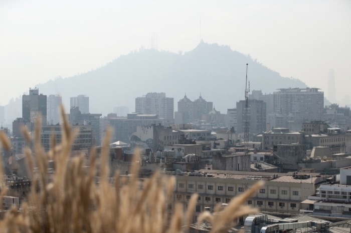 Die Aussicht von der Spitze eines Gebäudes auf den von der Umweltverschmutzung bedeckten Hügel San Cristobal in Santiago. Foto: epa/Alberto Valdes