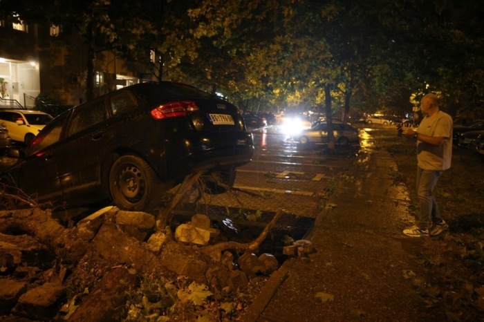 Ein Mann inspiziert ein Auto, das bei einem schweren Unwetter in Belgrad beschädigt wurde. Foto: epa/Andrej Cukic