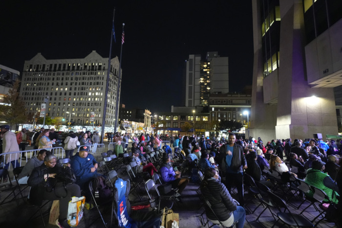 Menschen beobachten die Wahlergebnisse vor dem Adam Clayton Powell State Office Building im New Yorker Stadtteil Harlem. Foto: Frank Franklin II/Ap/dpa