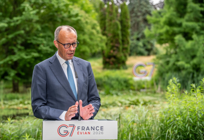 Bundeskanzler Friedrich Merz (CDU) spricht beim Pressestatement beim G7-Treffen in Evian nach der Arbeitssitzung. Foto: Michael Kappeler/dpa-pool/dpa