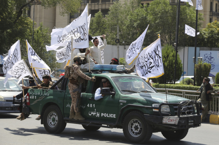 Taliban-Kämpfer feiern den dritten Jahrestag des Abzugs der US-geführten Truppen aus Afghanistan. Foto: Siddiqullah Alizai/Ap/dpa