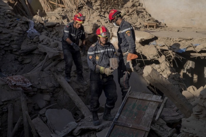 Ein Katastrophenschutzteam arbeitet an der Bergung der Leichen von Erdbebenopfern in Amizmiz. Foto: epa/Jalal Morchidi