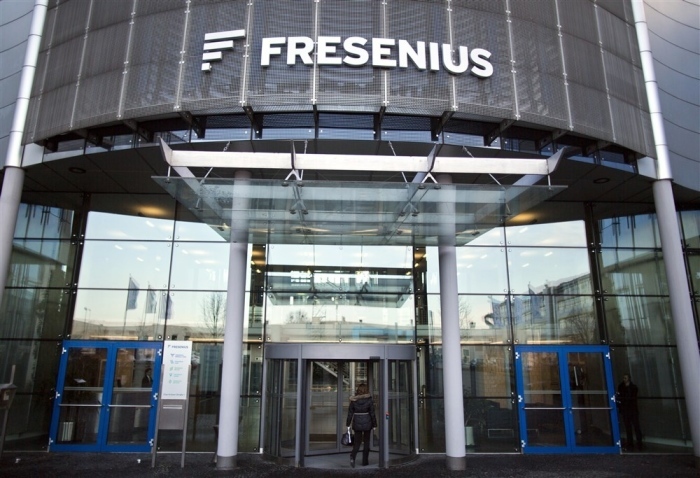 Das Fresenius-Logo prangt über dem Eingang der Unternehmenszentrale vor der Jahrespressekonferenz in Bad Homburg. Foto: epa/Frank Rumpenhorst