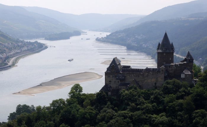 Überblick über den Rhein bei niedrigem Wasserstand in Bacharach. Archivfoto: epa/RONALD WITTEK