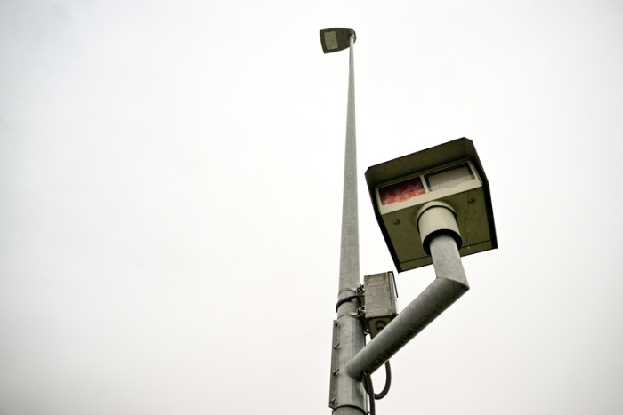 Eine Radarfalle steht an der Straße. Foto: Felix Kästle/dpa