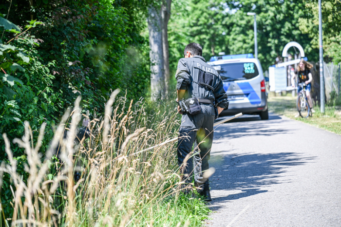 Einsatzkräfte der Polizei bei der Suche nach einem vermissten Kleinkind im Einsatz. Foto: Jason Tschepljakow/dpa