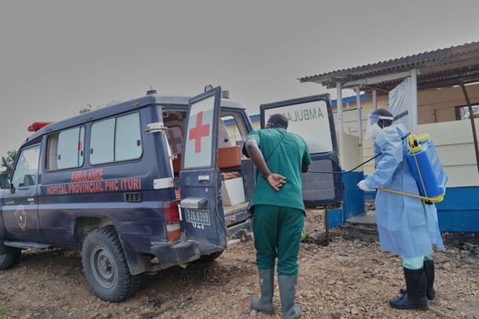 Mitarbeiter des Gesundheitswesens desinfizieren im ostkongolesischen Rwampara ein Ambulanzfahrzeug, das zum Transport von Ebola-Patienten eingesetzt wird. Foto: Dieudonne Dirole/epa/dpa.