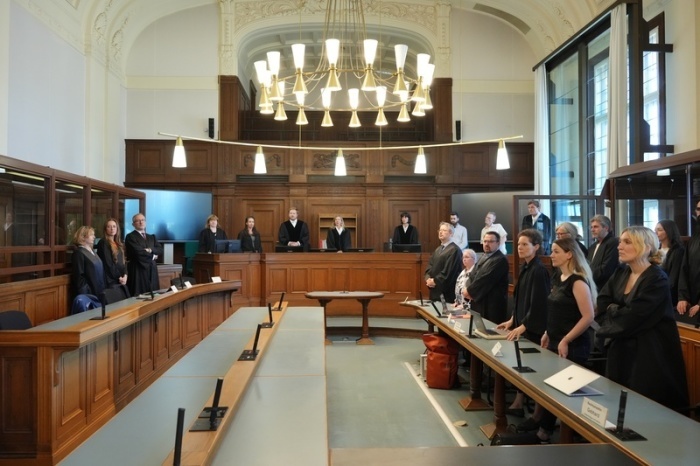 Bei der Fortsetzung der Mordprozess gegen einen Palliativmediziner stehen die Strafverteidiger (l) und die Nebenkläger (r) im Gerichtssaal. Foto: Soeren Stache/dpa