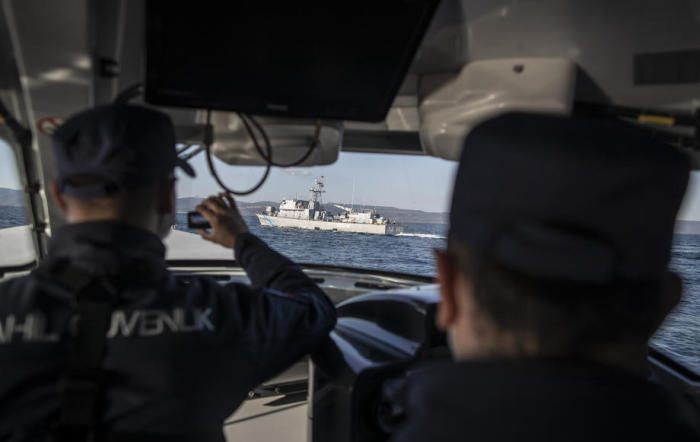 Mitarbeiter der türkischen Küstenwache geben einem Schiff der griechischen Küstenwache eine Warnung. Archivfoto: epa/ERDEM SAHIN