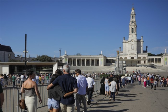 Die Pilger nehmen an der dritten großen Wallfahrt des Jahres zum Heiligtum von Fatima teil. Foto: epa/Paulo Cunha