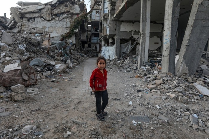 Eine palästinensische Jugendliche steht zwischen den Trümmern ihres zerstörten Hauses in Gaza, wo viele Familien während der Feuerpause Schutz suchen. Foto: epa/Mohammed Saber