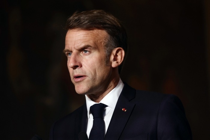 Frankreichs Präsident Emmanuel Macron spricht nach dem Gipfeltreffen der „Koalition der Willigen“ zu Sicherheitsgarantien für die Ukraine in Paris. Foto: Teresa Suarez/Pool/epa