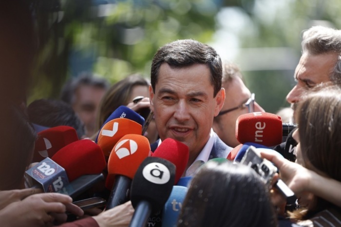 Juanma Moreno spricht bei seiner Ankunft zur Sitzung des Nationalvorstands der Volkspartei (PP) in Madrid mit der Presse. Foto: EPA/Javier Lizon