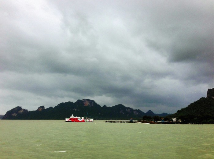 Dunkle Regenwolken ziehen über die Andamanenküste. Die Meteorologen warnen vor Starkregen und rauer See. Foto: Alexey Demidov/Unsplash