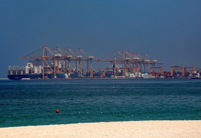 Schiffe liegen im Hafen von Khor Fakkan in den Vereinigten Arabischen Emiraten. Der Hafen soll wegen der Störungen in der Straße von Hormus ausgebaut werden. Foto: Ali Haider/epa