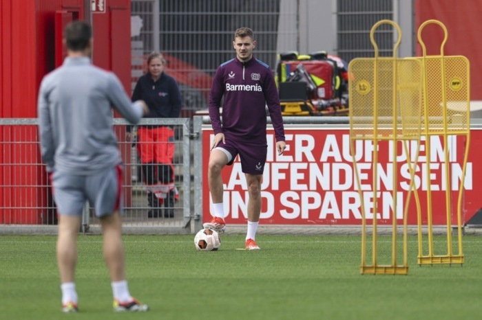 Josip Stanisic von Leverkusen nimmt an einer Trainingseinheit in Leverkusen teil. Foto: epa/Christopher Neundorf