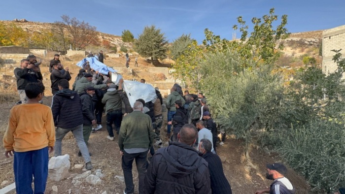 In Beit Jinn wird ein Opfer des israelischen Angriffs beigesetzt,bei dem laut syrischen Stellen dreizehn Menschen starben und weitere verletzt wurden. Foto: EPA/Mohammed Al Rifai