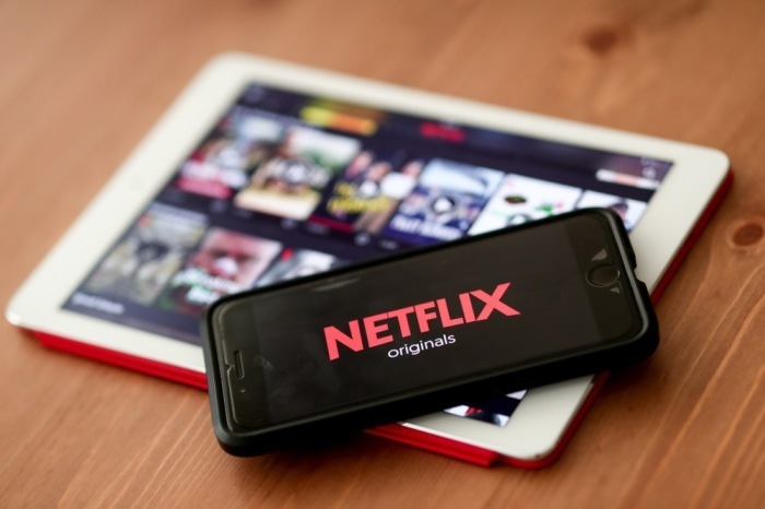 Eine Seite und ein Logo von Netflix werden auf einem Tablet und einem Smartphone in Istanbul angezeigt. Foto: epa/Sedat Suna