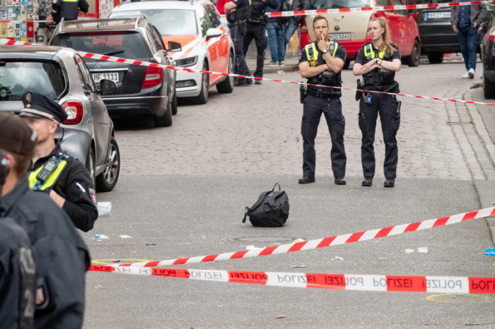 Ein Rucksack liegt am Einsatzort. Die Polizei hat nahe der Reeperbahn in Hamburg-St. Pauli einen mit einem Schieferhammer und einem Molotowcocktail bewaffneten Mann angeschossen. Foto: Bodo Marks/dpa