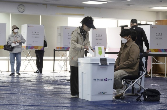 Vorgezogene Stimmabgabe für die Parlamentswahlen in Südkorea. Foto: epa/Jeon Heon-kyun