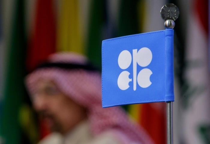 VAE kündigen Austritt aus OPEC und OPEC+ an, Energieminister Khalid Al-Falih bei Pressekonferenz in Wien vor OPEC-Logo im Archivbild. Foto: epa/Lisi Niesner