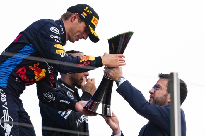 Red-Bull-Racing-Pilot Max Verstappen aus den Niederlanden feiert auf dem Podium den ersten Platz. Foto: epa/Alejandro Garcia