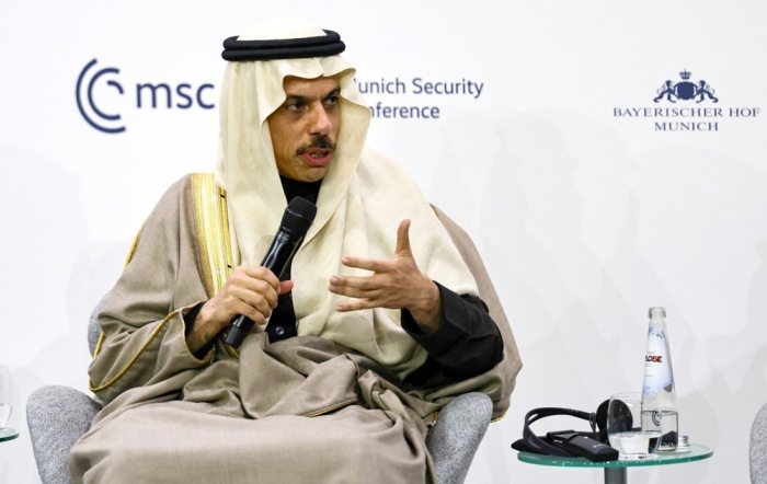 Saudi-Arabiens Außenminister Faisal bin Farhan Al Saud nimmt an der Münchner Sicherheitskonferenz 2026 im Hotel Bayerischer Hof teil. Foto: EPA/Ronald Wittek