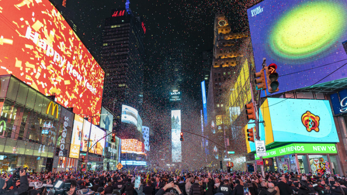Konfetti schwebt in der Luft nach Mitternacht bei der Silvesterfeier am Times Square in New York. Foto: Peter K. Afriyie/Ap/dpa