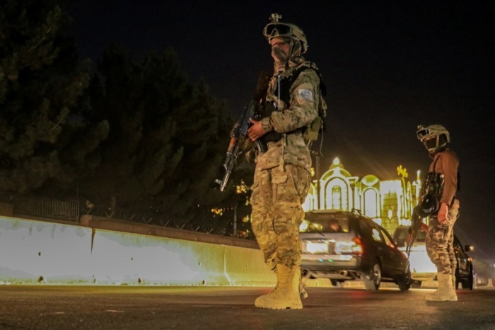 Taliban-Kräfte kontrollieren ein Fahrzeug an einem Kontrollpunkt in Kabul nach Gefechten an der Grenze zu Pakistan. Foto: SAMIULLAH POPAL/epa