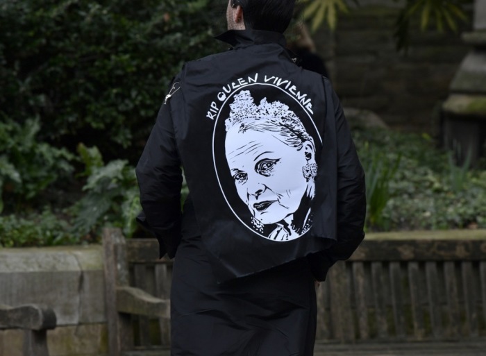 Eine Person trägt eine Jacke von Vivienne Westwood. Foto: epa/Beresford Hodge