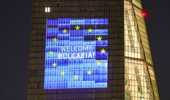 Illumination am EZB-Hauptsitz in Frankfurt mit Euro-Symbolen und bulgarischen Motiven anlässlich des Beitritts Bulgariens zur Eurozone. Foto: epa/Ronald Wittek